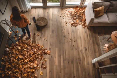 Feuilles mortes et boue : votre guide pour une maison propre en automne