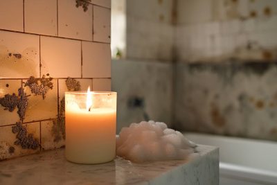 Une bougie pour nettoyer la moisissure ? Apprenez cette technique simple pour votre salle de bain